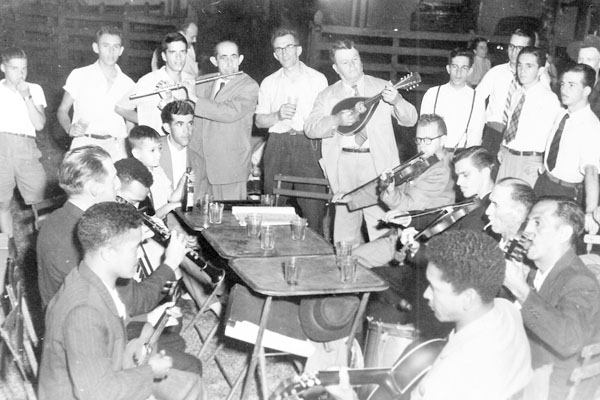 Esta foto é do final dos anos 60, feita durante uma das reuniões do simpático Clube da Saudade, que era presidido pelo saudoso Octávio Cilurzo. Os encontros eram nas noites de sábado, geralmente na casa do sr. Arnaldo Ricardo de Souza (na flauta), que lid